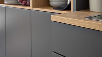 Einbauküche Interliving aus Holz in Dunkelgrau Interliving Küche Serie 3070 mit SIEMENS-Einbaugeräten Graphit & Eiche Ventura - zweizeilig