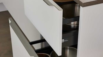 Einbauküche Interliving aus Holz in Weiß Interliving Küche Serie 3071 mit Constructa-Einbaugeräten Arcticweiß & Avocado - zweizeilig