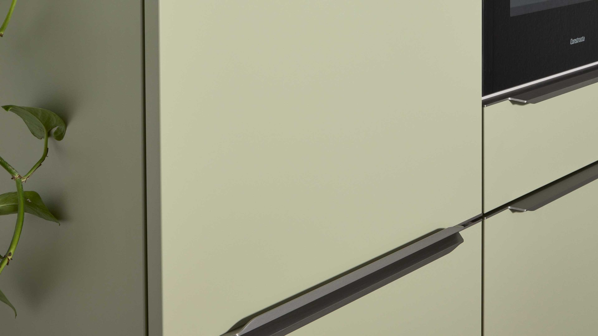 Einbauküche Interliving aus Holz in Weiß Interliving Küche Serie 3071 mit Constructa-Einbaugeräten Arcticweiß & Avocado - zweizeilig