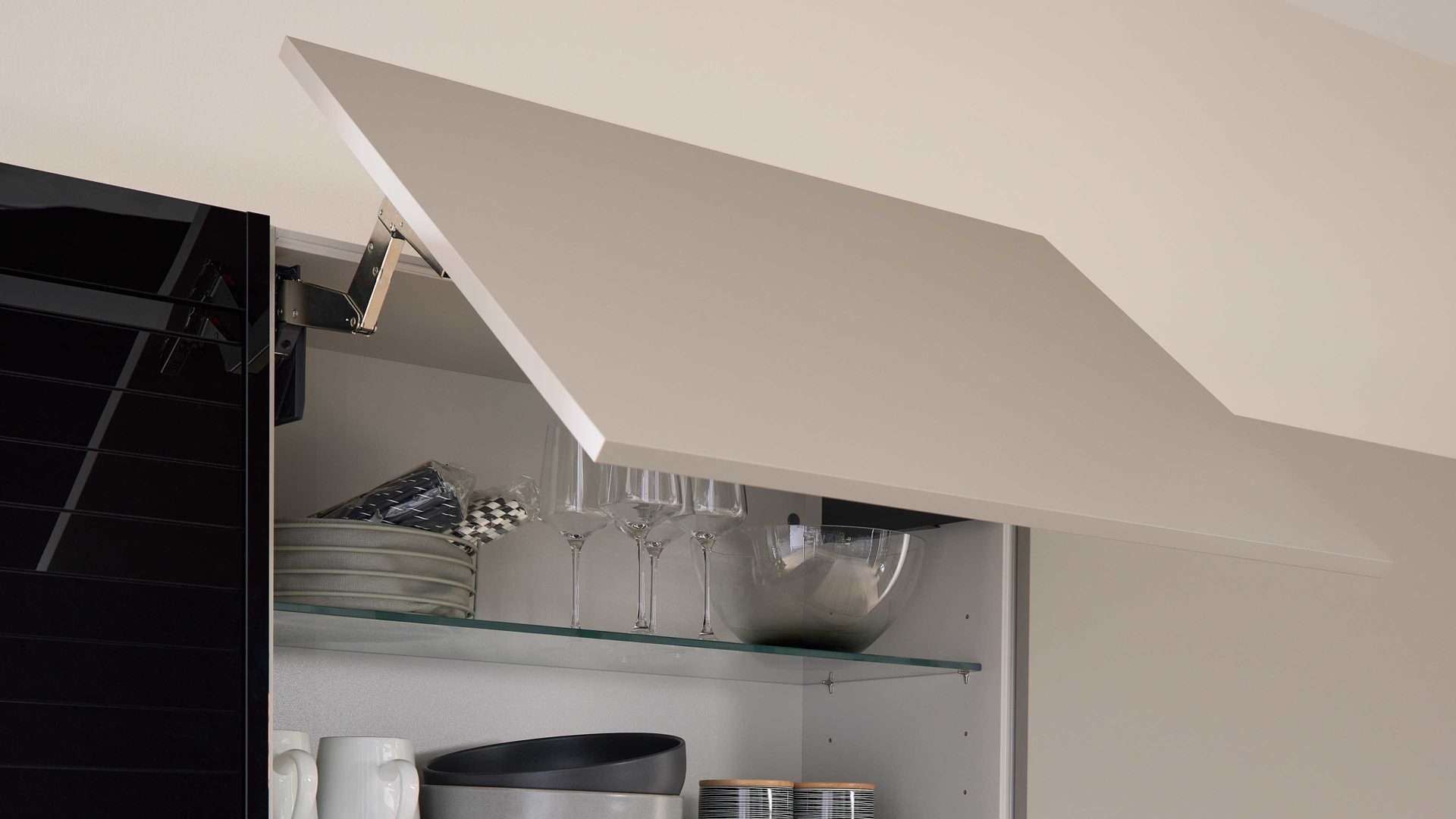 Einbauküche Interliving aus Holz in Beige Interliving Küche Serie 3072 mit Miele-Einbaugeräten Lava & Nussbaum Kuba - zweizeilig