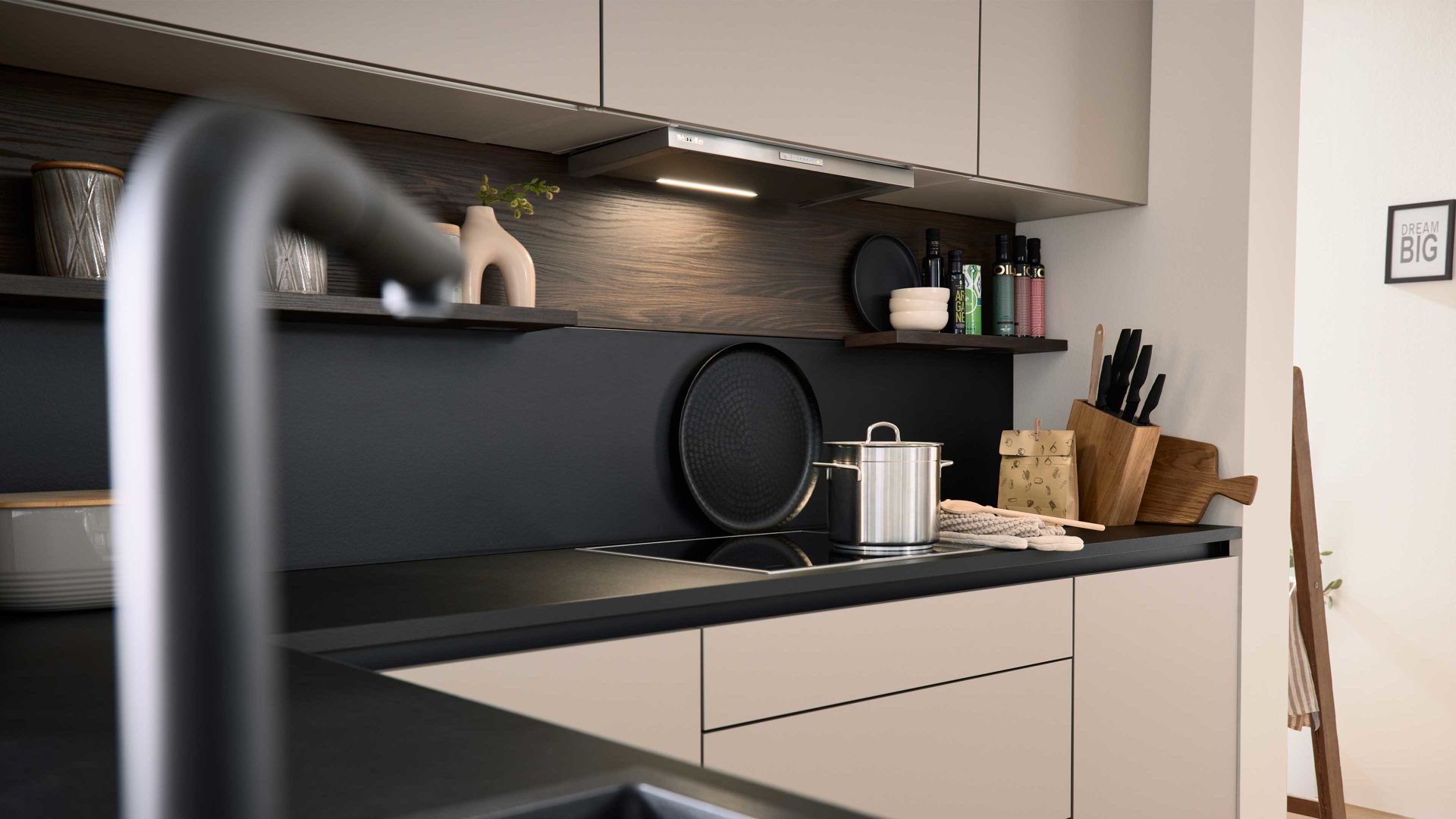 Einbauküche Interliving aus Holz in Beige Interliving Küche Serie 3106 mit Miele-Einbaugeräten Lava & Nussbaum Kuba - zweizeilig