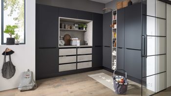 Einbauküche Interliving aus Holz in Schwarz Interliving Küche Serie 3107 - Vorratsraumlösung Mattschwarz & Beton – Stellfläche ca. 289 x 219 cm