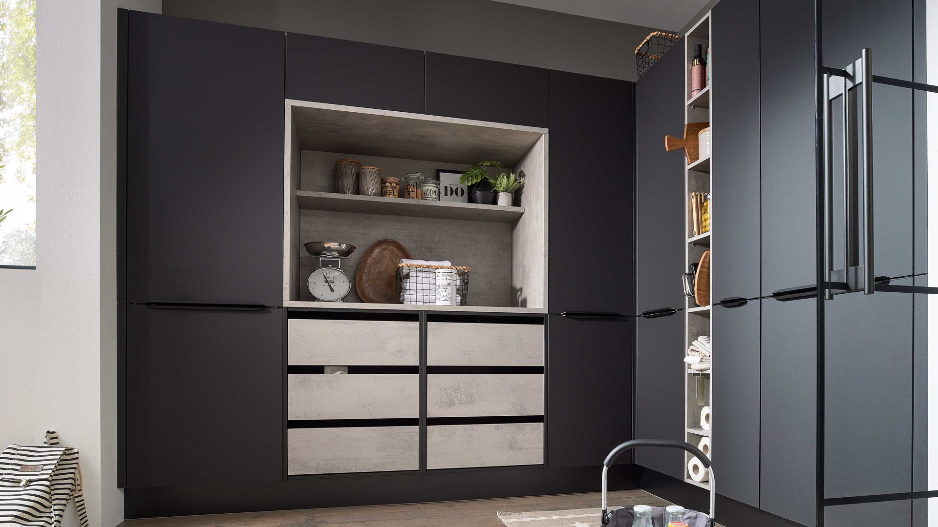 Einbauküche Interliving aus Holz in Schwarz Interliving Küche Serie 3073 - Vorratsraumlösung Mattschwarz & Beton – Stellfläche ca. 289 x 219 cm
