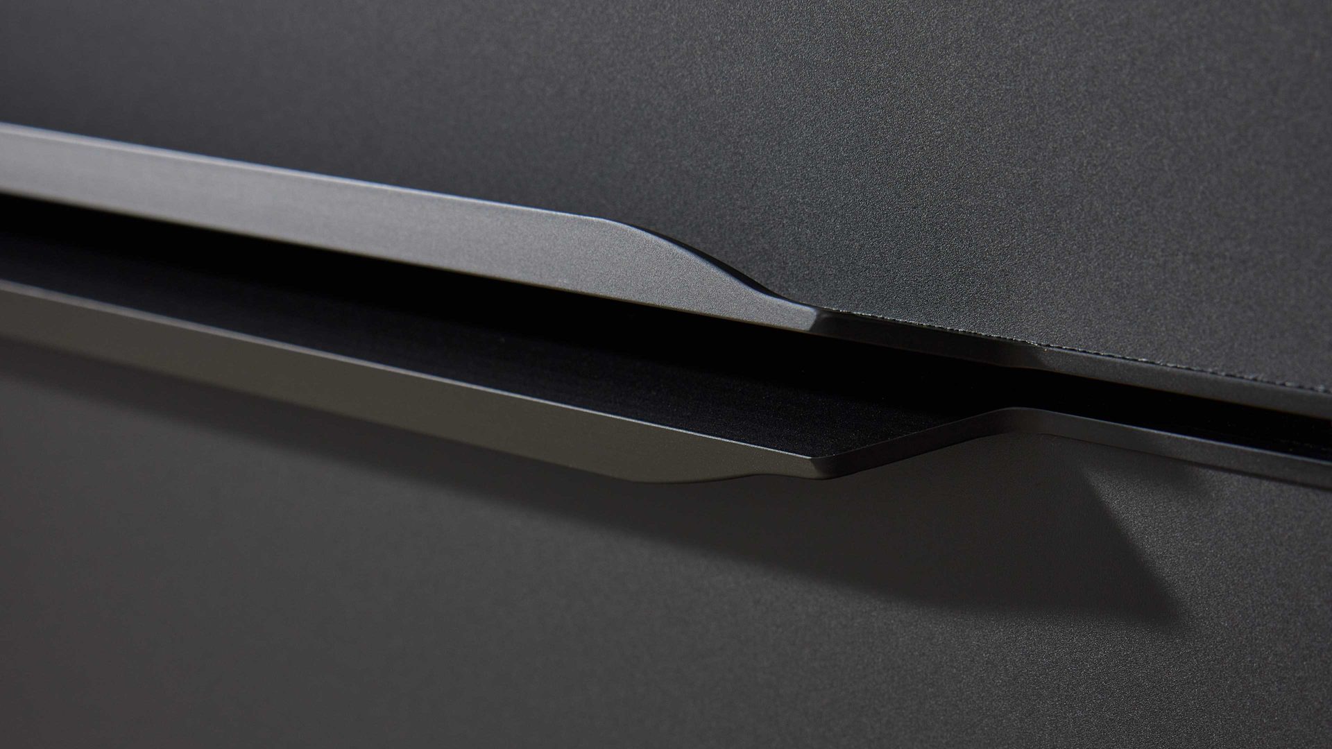 Einbauküche Interliving aus Holz in Schwarz Interliving Küche Serie 3107 - Vorratsraumlösung Mattschwarz & Beton – Stellfläche ca. 289 x 219 cm