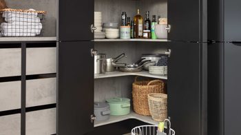 Einbauküche Interliving aus Holz in Schwarz Interliving Küche Serie 3107 - Vorratsraumlösung Mattschwarz & Beton – Stellfläche ca. 289 x 219 cm