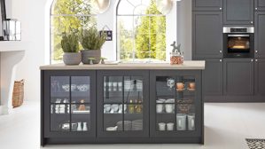 Einbauküche WERT KÜCHE® aus Holz in Schwarz WERT KÜCHE® Vida mit Miele Backofen Lavaschwarz Satin – zweiteilig