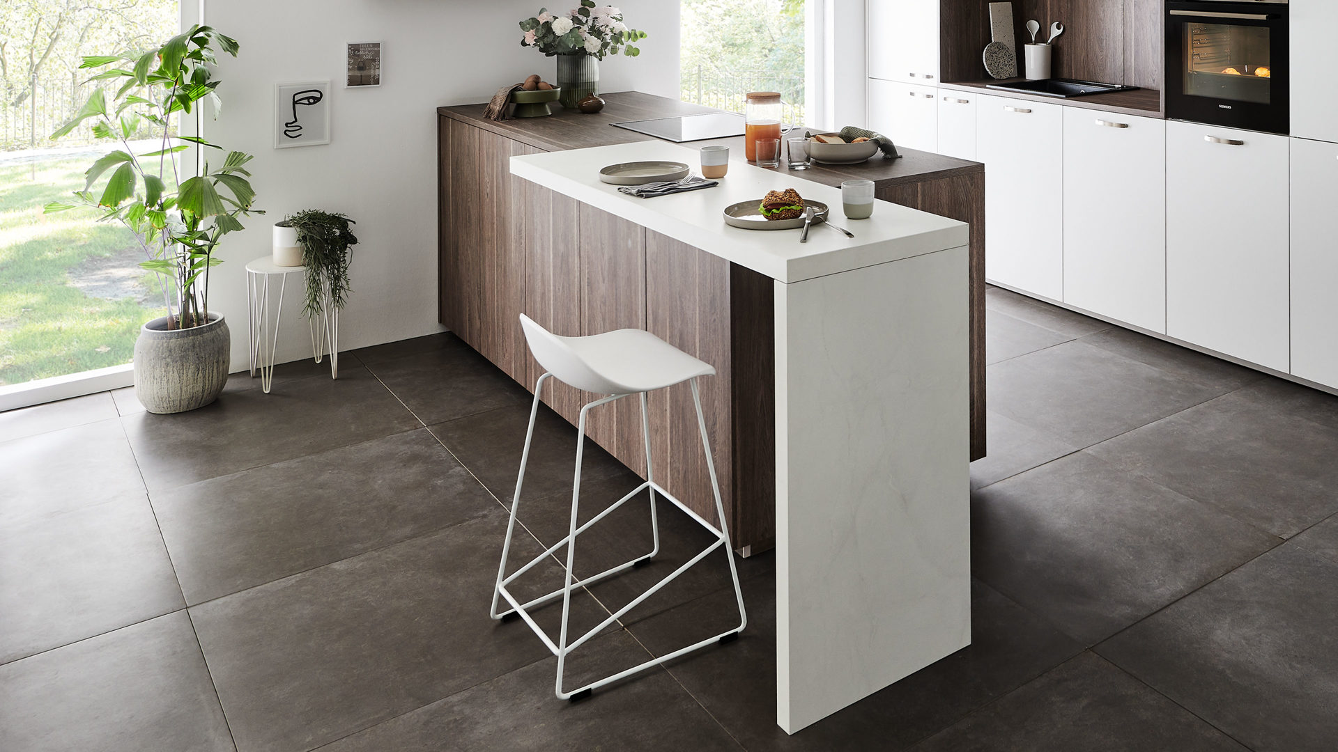 Einbauküche Nolte® küchen aus Holz in Weiß nolte® Einbauküche Manhattan Uni mit SIEMENS Einbaugeräten Weiß & Eiche Graphitsilber – zweizeilig