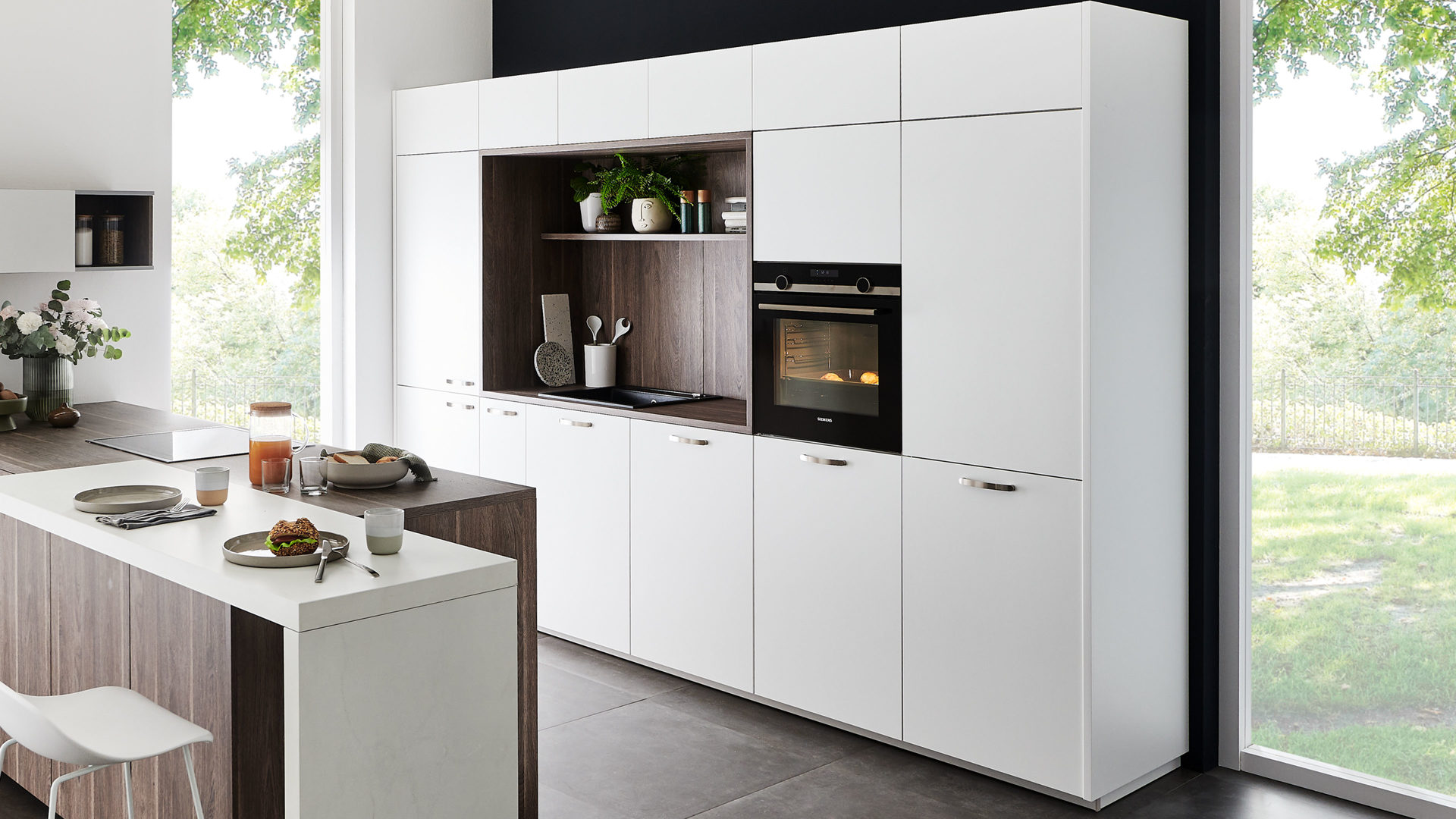 Einbauküche Nolte® küchen aus Holz in Weiß nolte® Einbauküche Manhattan Uni mit SIEMENS Einbaugeräten Weiß & Eiche Graphitsilber – zweizeilig