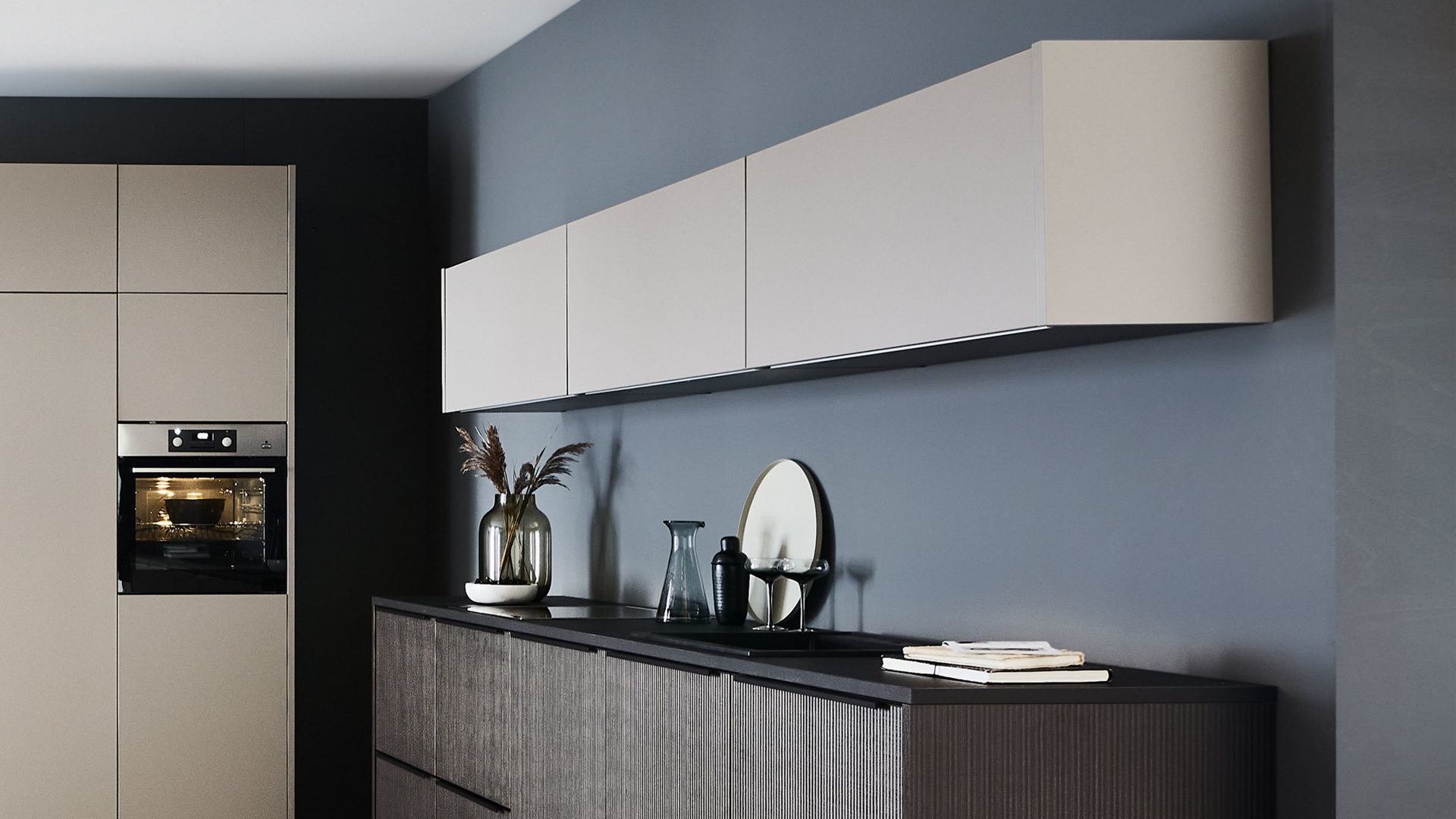 Einbauküche Nolte® küchen aus Holz in Dunkelbraun nolte® Einbauküche Artline mit AEG-Einbaugeräten Stripe Wood Coffee & Lava - zweizeilig