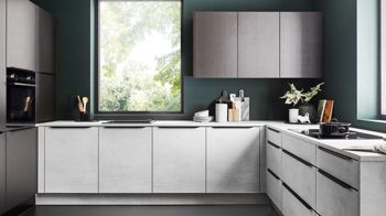 Einbauküche Nolte® küchen aus Holz in Weiß nolte® Einbauküche Stone mit SIEMENS-Einbaugeräten weißer Beton & Stripe Wood Coffee – Stellfläche ca. 385 x 279 cm