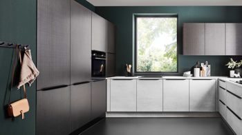 Einbauküche Nolte® küchen aus Holz in Weiß nolte® Einbauküche Stone mit SIEMENS-Einbaugeräten weißer Beton & Stripe Wood Coffee – Stellfläche ca. 385 x 279 cm