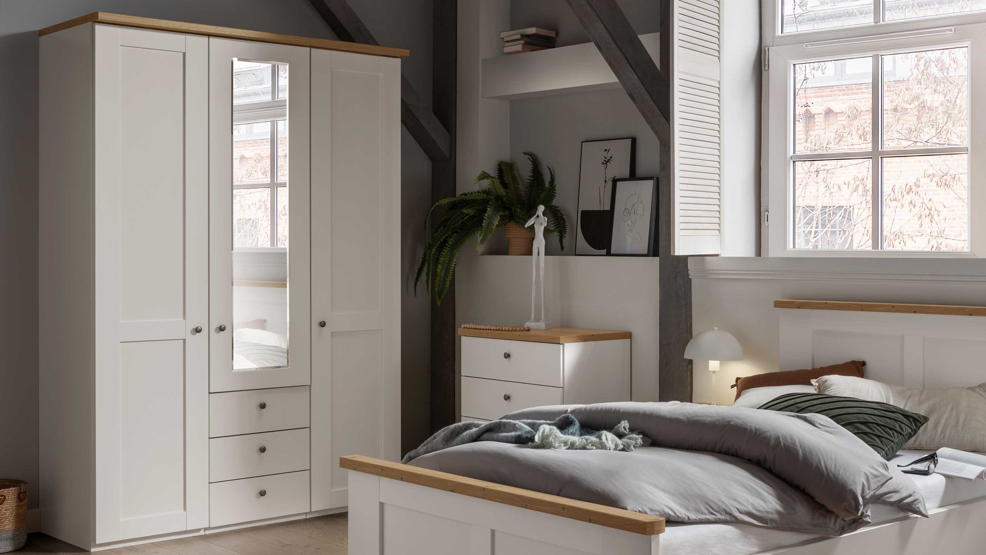 Kleiderschrank Wiemann | oeseder aus Holz in Weiß WIEMANN Schlafzimmerserie Marlow - Kleiderschrank Weiß & Bianco Eiche - drei Türen, drei Schubladen, Breite ca. 150 cm