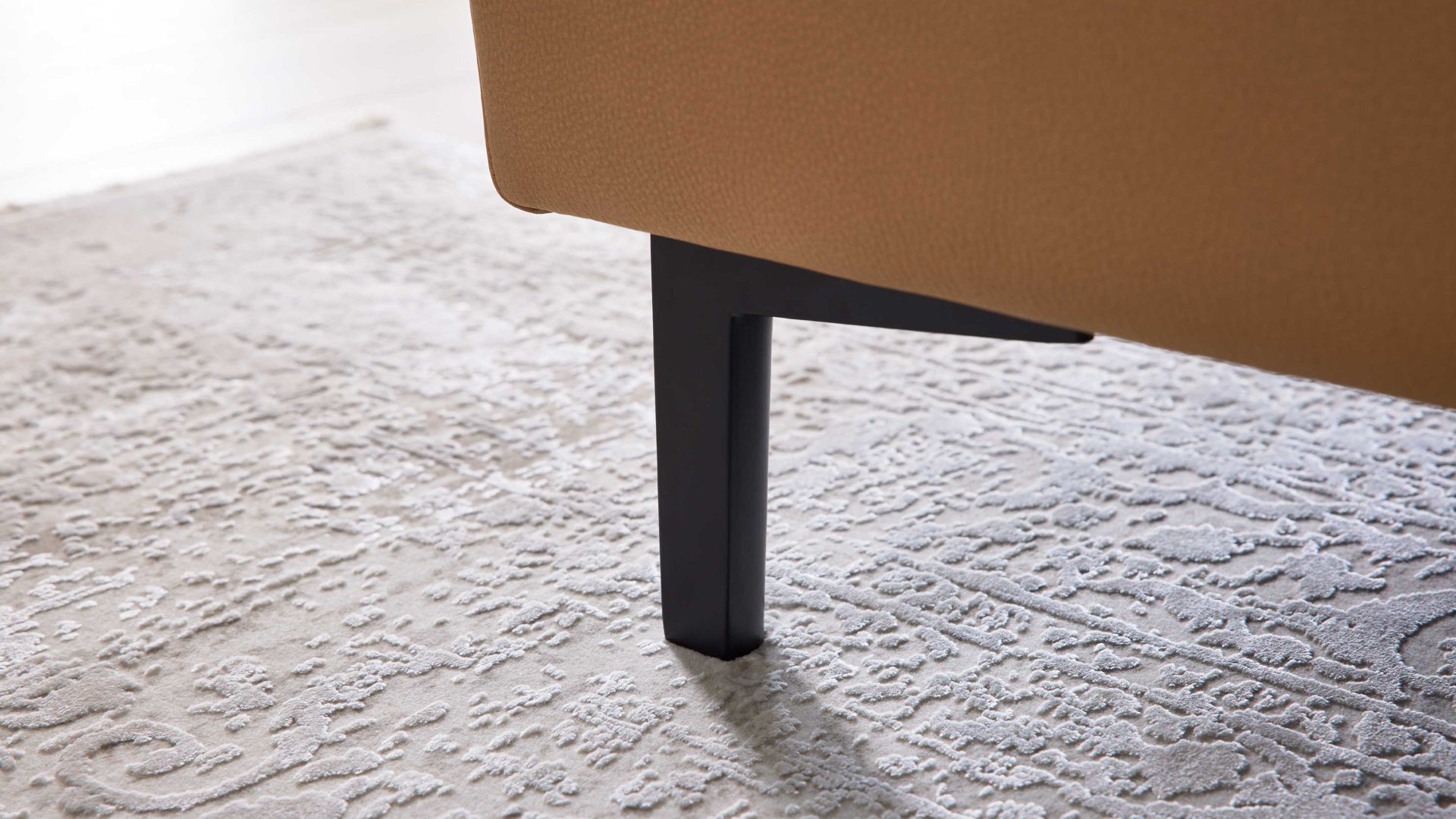 Polsterhocker Interliving aus Stoff in Orange Interliving Sofa Serie 4064 - XXL-Polsterhocker kurkumafarbene Mikrofaser Galero Punto & Fuß W003-01 - ca. 130 x 65 cm