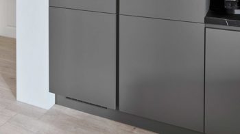 Einbauküche Nobilia® aus Holz in Dunkelgrau nobilia® Einbauküche Laser mit Constructa-Elektrogeräten Taupegrau & Marmor Venato Nero - Stellfläche ca. 368 x 215 cm