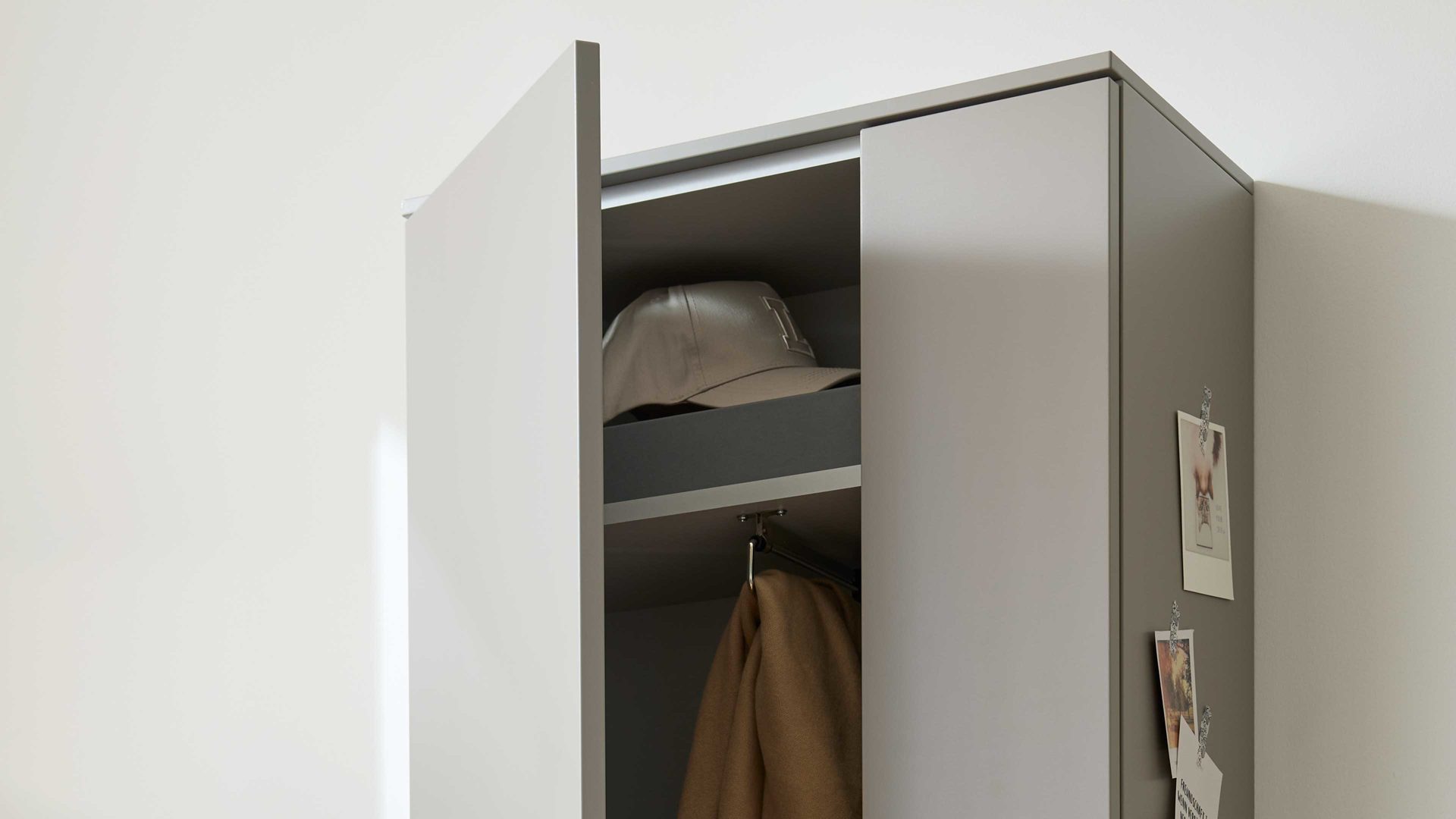 Garderobenschrank Interliving aus Holz in Hellgrau Interliving Garderobe Serie 6012 - Garderobenschrank INL-510 graubeiger Mattlack - zwei Türen, Höhe ca. 180 cm