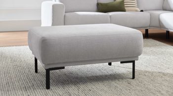 Polsterhocker Interliving aus Stoff in Hellgrau Interliving Sofa Serie 4255 – Polsterhocker silberfarbener Bezug Mara 9 & schwarze Metallfüße 4.26 - ca. 95 x 65 cm