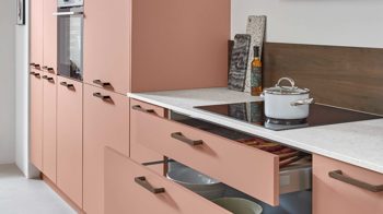 Einbauküche Nobilia® aus Holz in Rosa nobilia® Einbauküche Senso mit AEG Elektrogeräten Koralle & Walnuss - zweizeilig