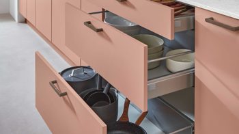 Einbauküche Nobilia® aus Holz in Rosa nobilia® Einbauküche Senso mit AEG Elektrogeräten Koralle & Walnuss - zweiteilig