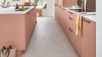 Einbauküche Nobilia® aus Holz in Rosa nobilia® Einbauküche Senso mit AEG Elektrogeräten Koralle & Walnuss - zweizeilig