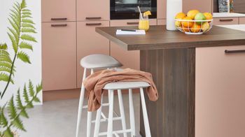 Einbauküche Nobilia® aus Holz in Rosa nobilia® Einbauküche Senso mit AEG Elektrogeräten Koralle & Walnuss - zweiteilig