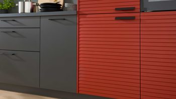 Einbauküche WERT KÜCHE® aus Holz in Schwarz WERT KÜCHE® Nora mit AEG Einbaugeräten Lavaschwarz & Herbstrot - Länge ca. 510 cm