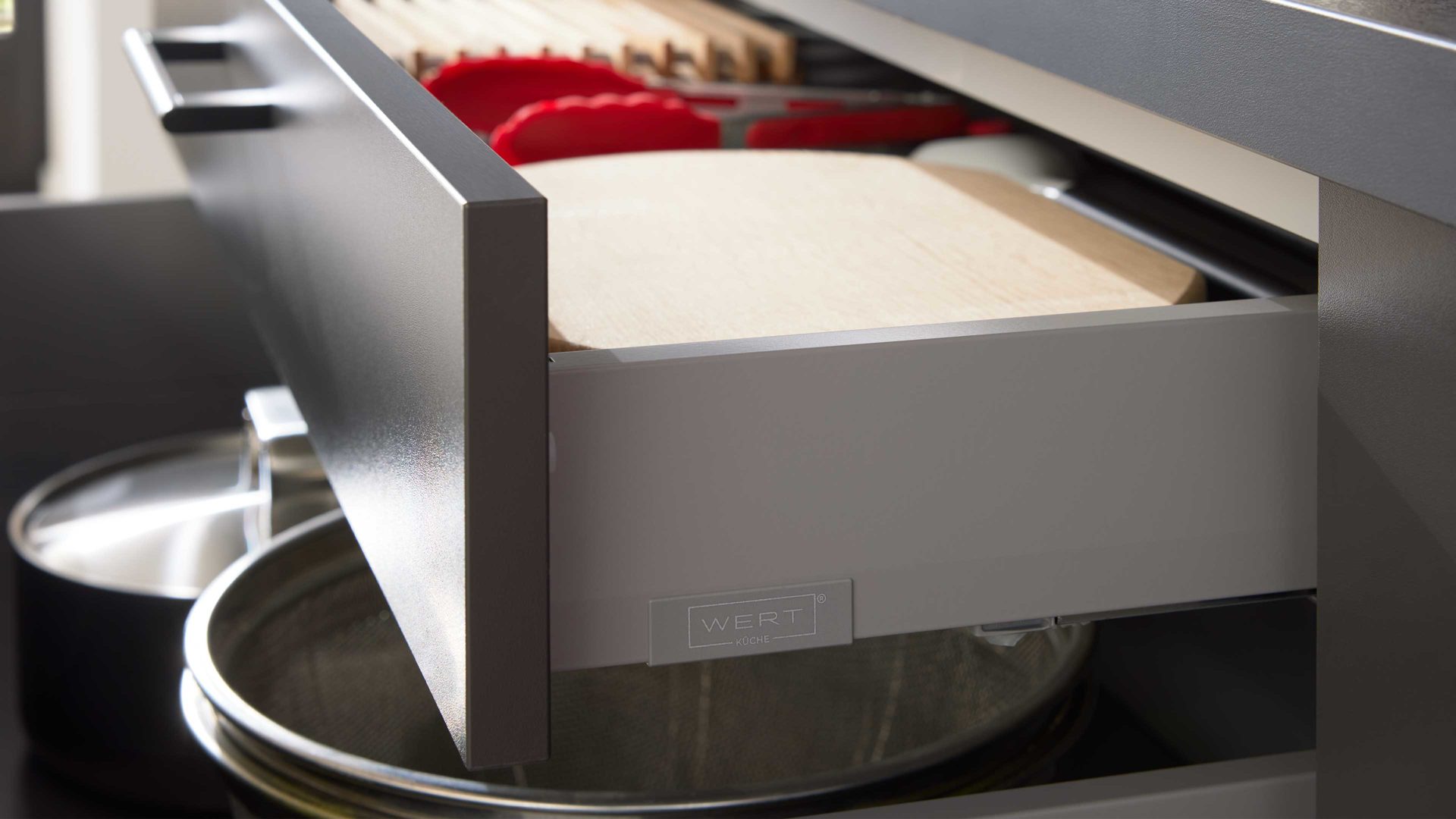 Einbauküche WERT KÜCHE® aus Holz in Schwarz WERT KÜCHE® Nora mit AEG Einbaugeräten Lavaschwarz & Herbstrot - Länge ca. 510 cm