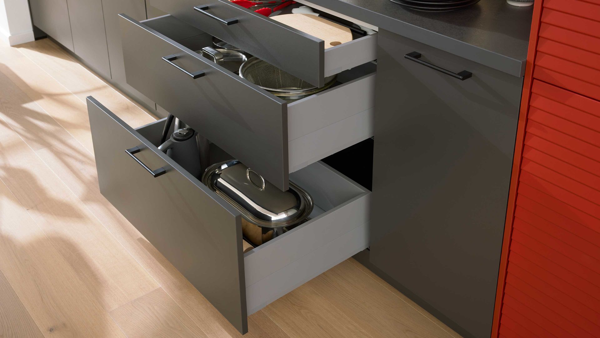 Einbauküche WERT KÜCHE® aus Holz in Schwarz WERT KÜCHE® Nora mit AEG Einbaugeräten Lavaschwarz & Herbstrot - Länge ca. 510 cm