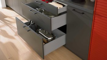 Einbauküche WERT KÜCHE® aus Holz in Schwarz WERT KÜCHE® Nora mit AEG Einbaugeräten Lavaschwarz & Herbstrot - Länge ca. 510 cm