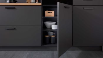 Einbauküche WERT KÜCHE® aus Holz in Schwarz WERT KÜCHE® Nora mit SIEMENS Einbaugeräten Lavaschwarz - Länge ca. 480 cm