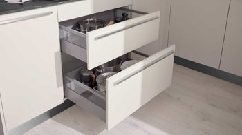 Einbauküche WERT KÜCHE® aus Holz in Weiß WERT KÜCHE® Bionda mit AEG Einbaugeräten Muschelweiß - zweizeilig