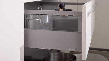 Einbauküche WERT KÜCHE® aus Holz in Weiß WERT KÜCHE® Bionda mit AEG Einbaugeräten Muschelweiß - zweiteilig