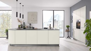 Einbauküche WERT KÜCHE® aus Holz in Weiß WERT KÜCHE® Bionda mit AEG Einbaugeräten Muschelweiß - zweiteilig