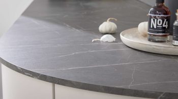 Einbauküche WERT KÜCHE® aus Holz in Weiß WERT KÜCHE® Bionda mit AEG Einbaugeräten Muschelweiß - zweiteilig