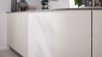 Einbauküche WERT KÜCHE® aus Holz in Weiß WERT KÜCHE® Bionda mit AEG Einbaugeräten Muschelweiß - zweiteilig