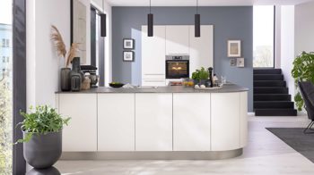 Einbauküche WERT KÜCHE® aus Holz in Weiß WERT KÜCHE® Bionda mit AEG Einbaugeräten Muschelweiß - zweiteilig