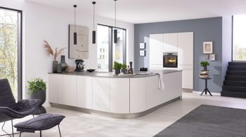 Einbauküche WERT KÜCHE® aus Holz in Weiß WERT KÜCHE® Bionda mit AEG Einbaugeräten Muschelweiß - zweiteilig