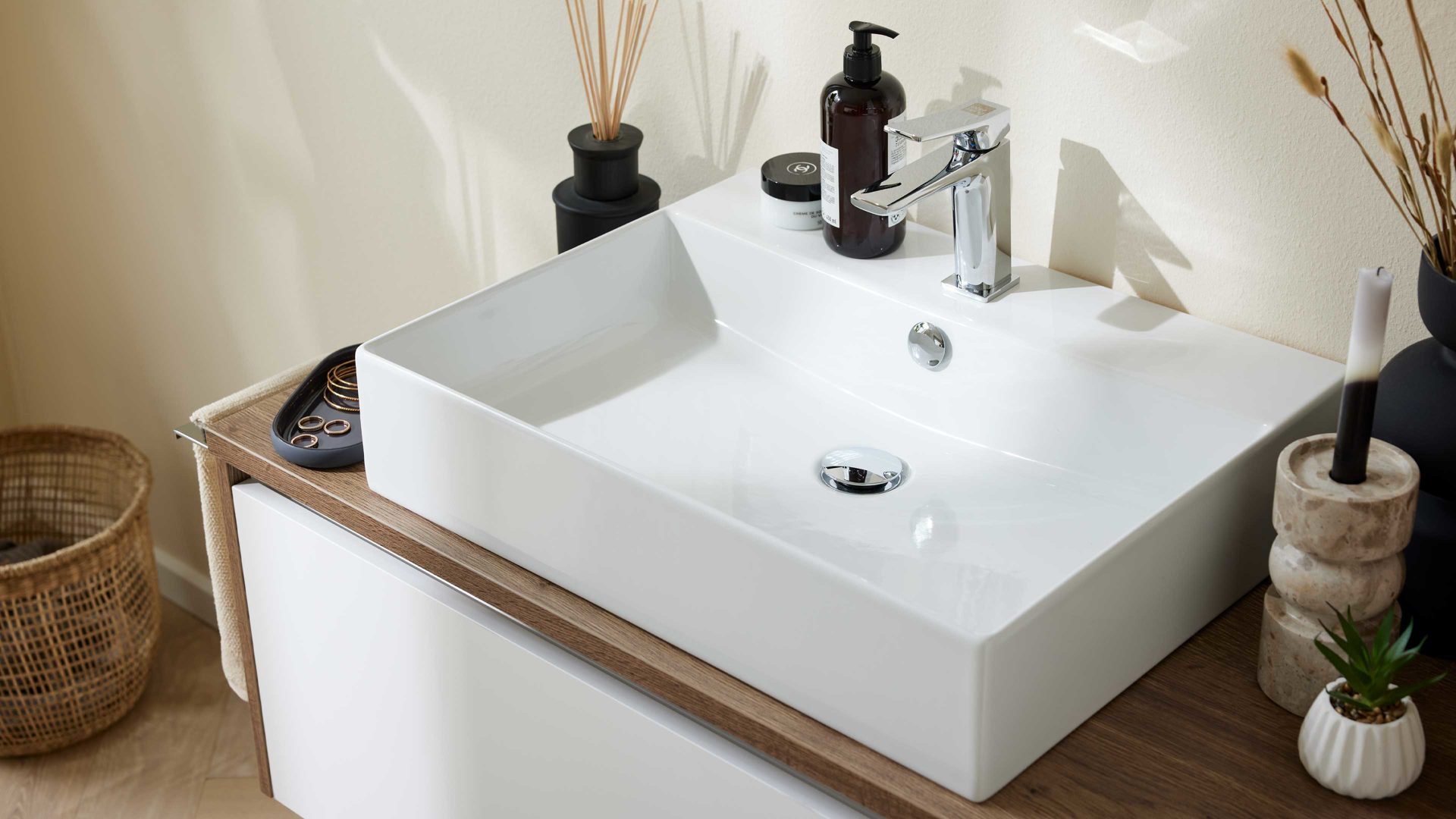 Badmöbel-Set Interliving aus Holz in Weiß Interliving Bad Serie 7357 - Badmöbel-Set mit Extras Alpinweiß & Eiche Havanna