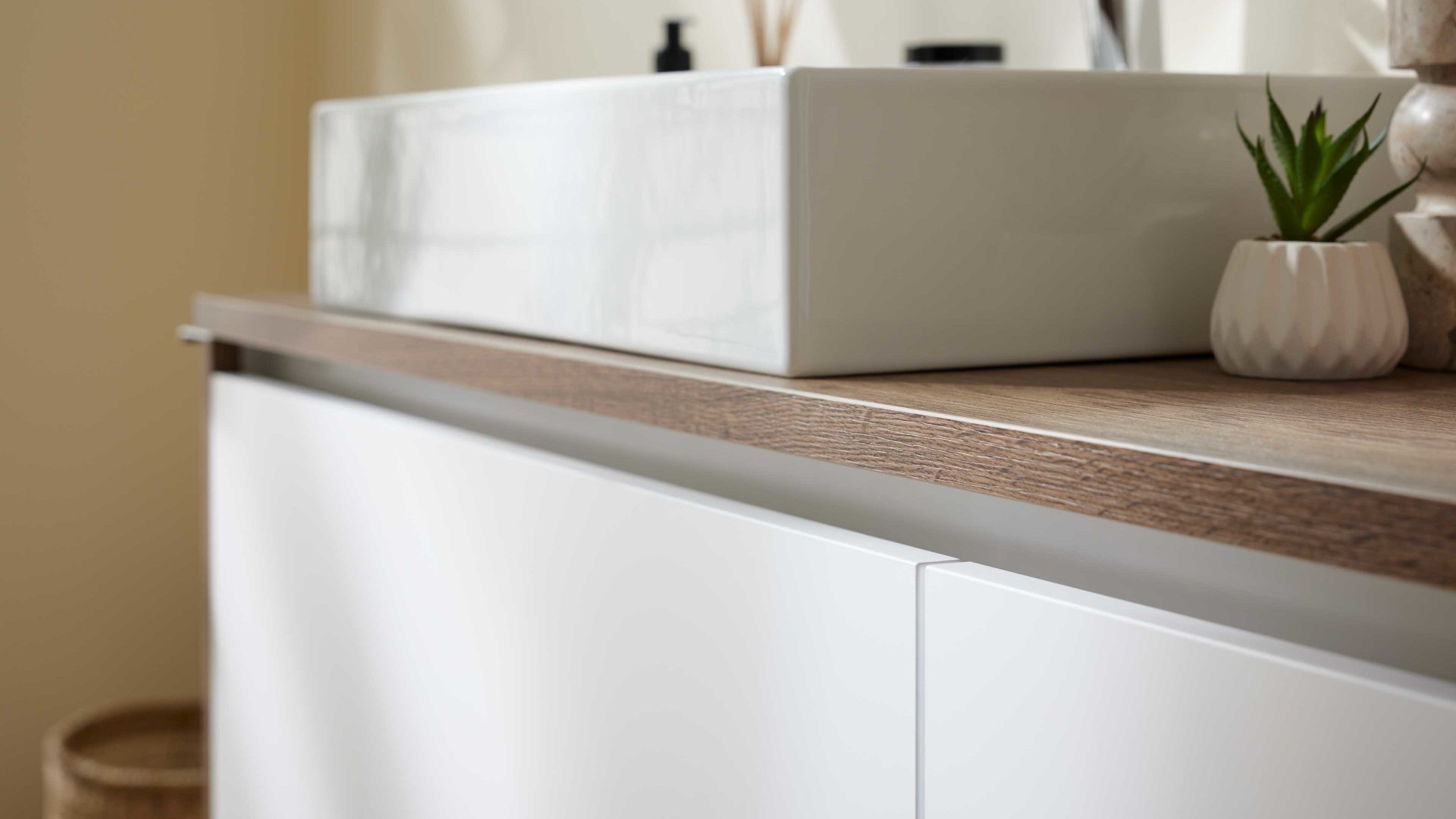 Badmöbel-Set Interliving aus Holz in Weiß Interliving Bad Serie 7357 - Badmöbel-Set mit Extras Alpinweiß & Eiche Havanna