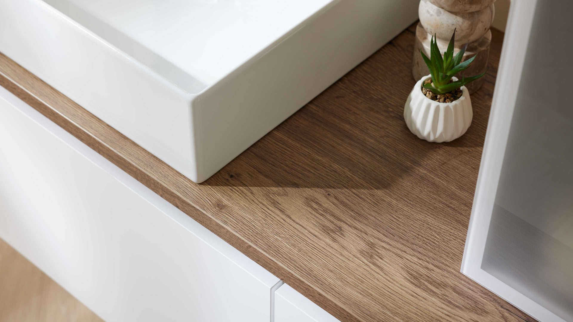 Badmöbel-Set Interliving aus Holz in Weiß Interliving Bad Serie 7357 - Badmöbel-Set mit Extras Alpinweiß & Eiche Havanna