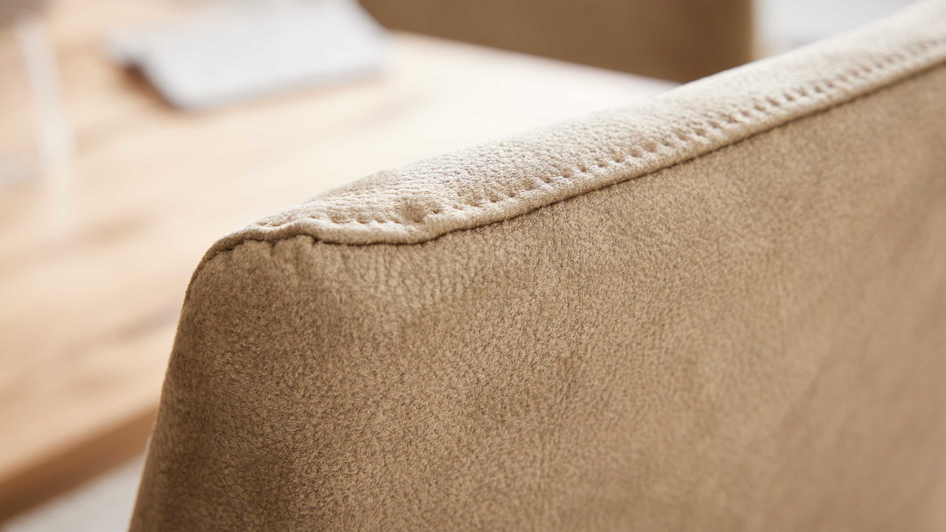 Schwingstuhl Interliving aus Stoff in Beige Interliving Esszimmer Serie 5604 - Schwingstuhl papyrusfarbener Bezug Hanoy & anthrazitfarbenes Metall