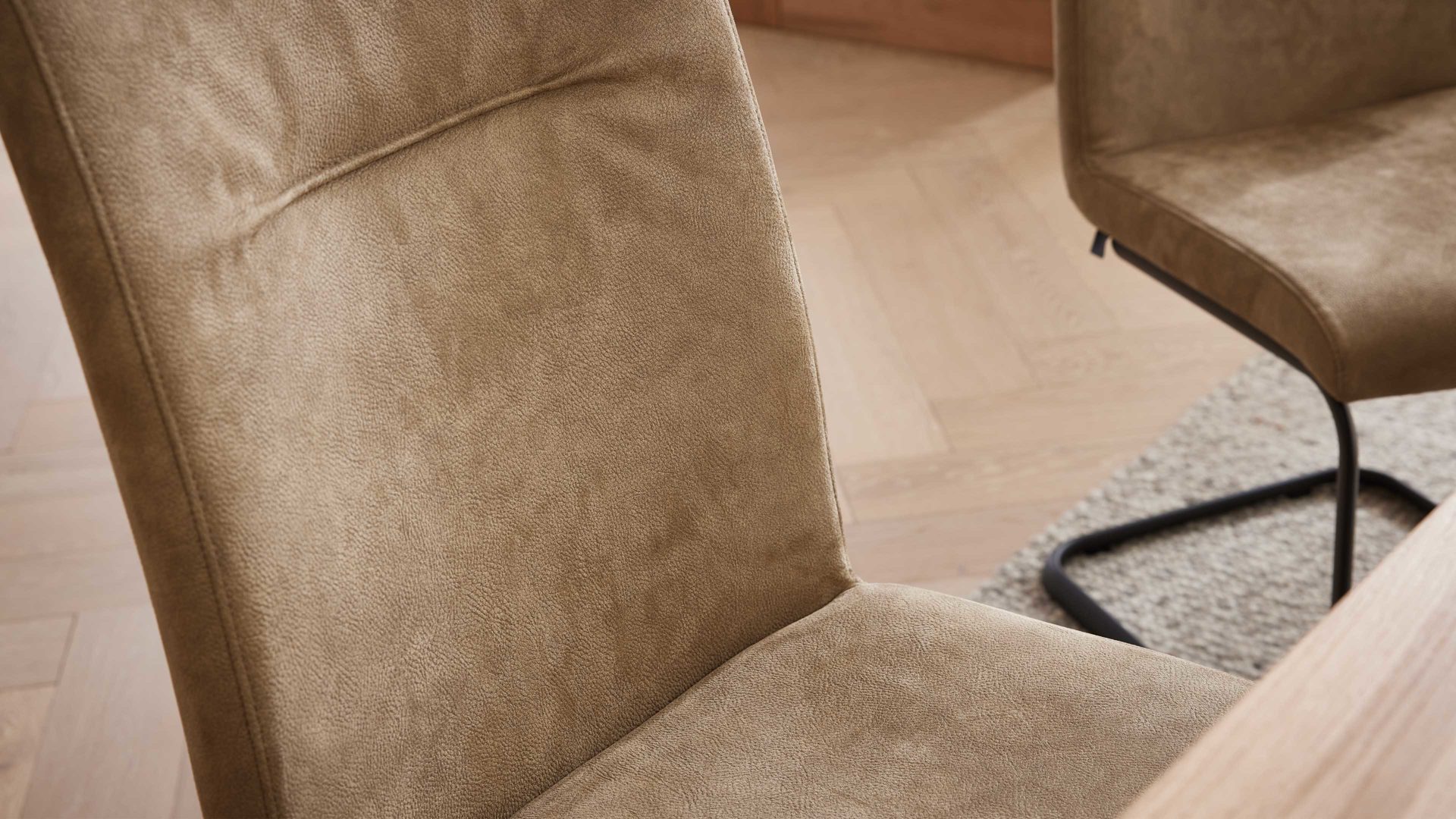 Schwingstuhl Interliving aus Stoff in Beige Interliving Esszimmer Serie 5604 - Schwingstuhl papyrusfarbener Bezug Hanoy & anthrazitfarbenes Metall