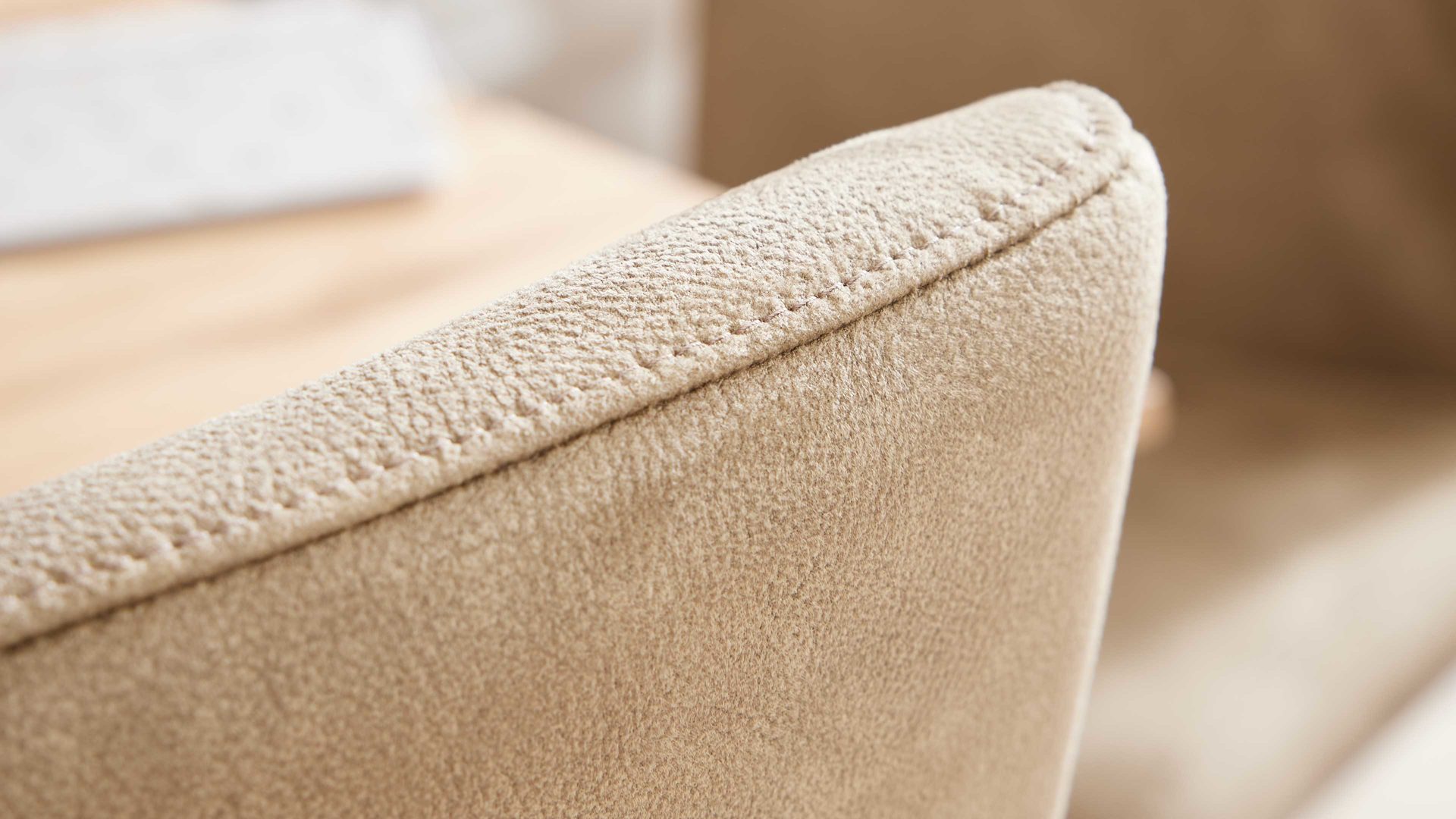 Schwingstuhl Interliving aus Stoff in Beige Interliving Esszimmer Serie 5604 - Schwingstuhl papyrusfarbener Bezug Hanoy & anthrazitfarbenes Metall