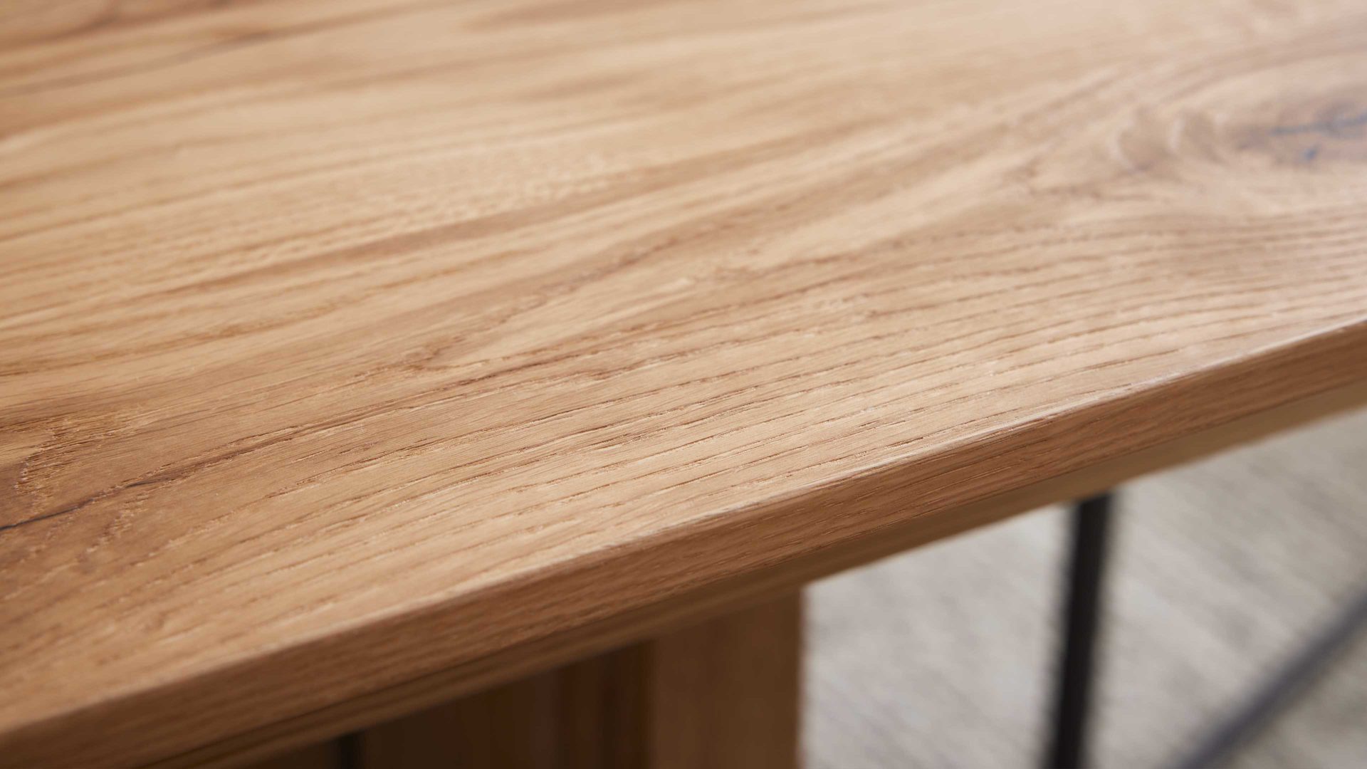 Tischgruppe Interliving aus Holz in Holzfarben Interliving Esszimmer Serie 5604 - Essgruppe mit Schwingstühlen Eiche rustico, papyrusfarbener Bezug Hanoy & anthrazitfarbenes Metall