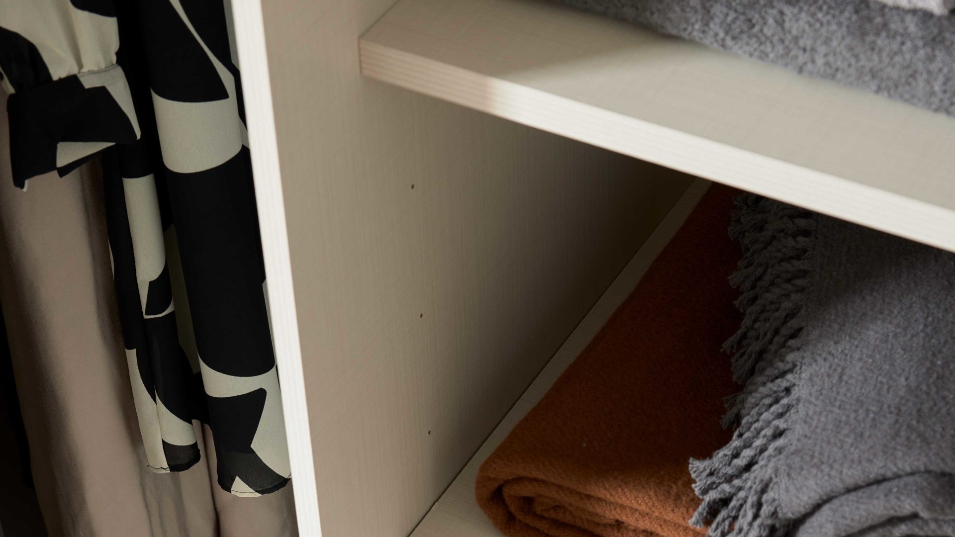 Kleiderschrank Interliving aus Holz in Schwarz Interliving Kleiderschrank Serie 1208 - Schwebetürenschrank 98436 Schwarzglas & Atlantic Eiche - zwei Türen, Breite ca. 298 cm