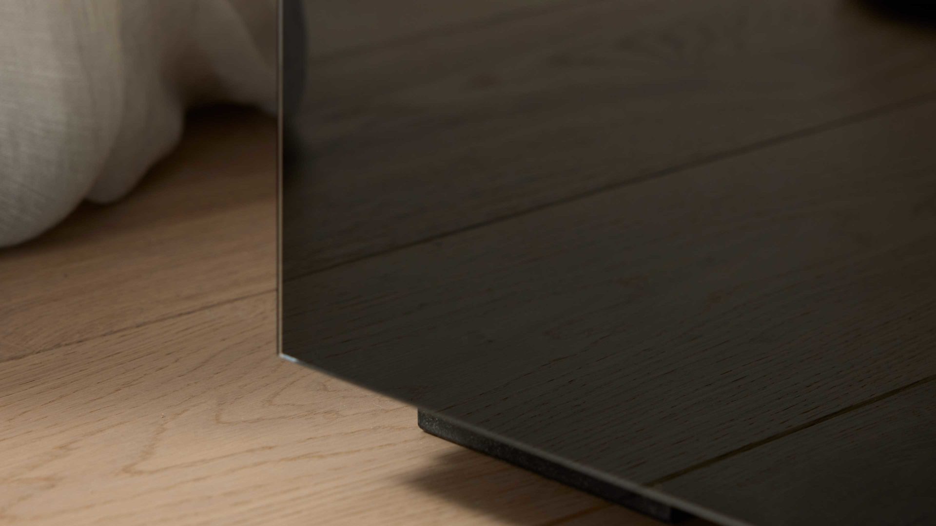 Nachtkommode Interliving aus Holz in Schwarz Interliving Kleiderschrank Serie 1208 - Nachtkommode Schwarzglas & Atlantic Eiche - drei Schubladen, Breite ca. 40 cm