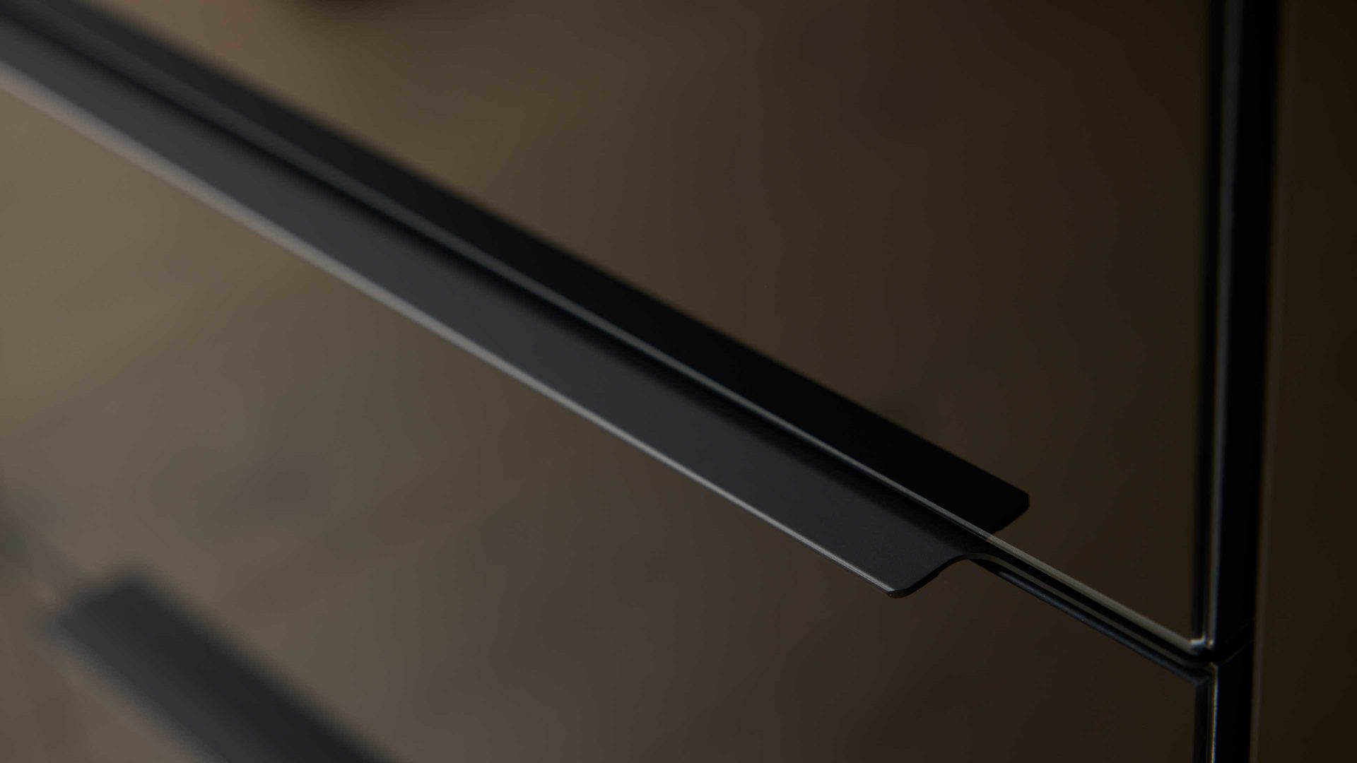 Kombikommode Interliving aus Holz in Schwarz Interliving Kleiderschrank Serie 1208 - Kombikommode Schwarzglas & Atlantic Eiche - zwei Türen, vier Schubladen, Breite ca. 120 cm