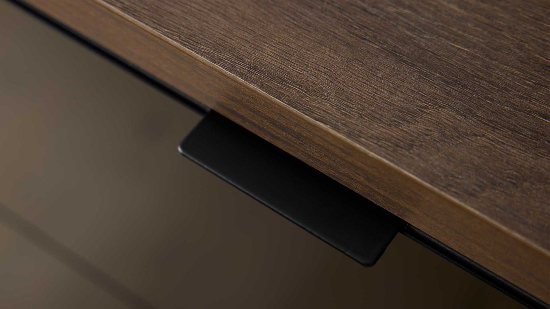 Schubladenkommode Interliving aus Holz in Schwarz Interliving Kleiderschrank Serie 1208 - Schubladenkommode 86729 Schwarzglas & Atlantic Eiche - vier Schubladen, Breite ca. 58 cm