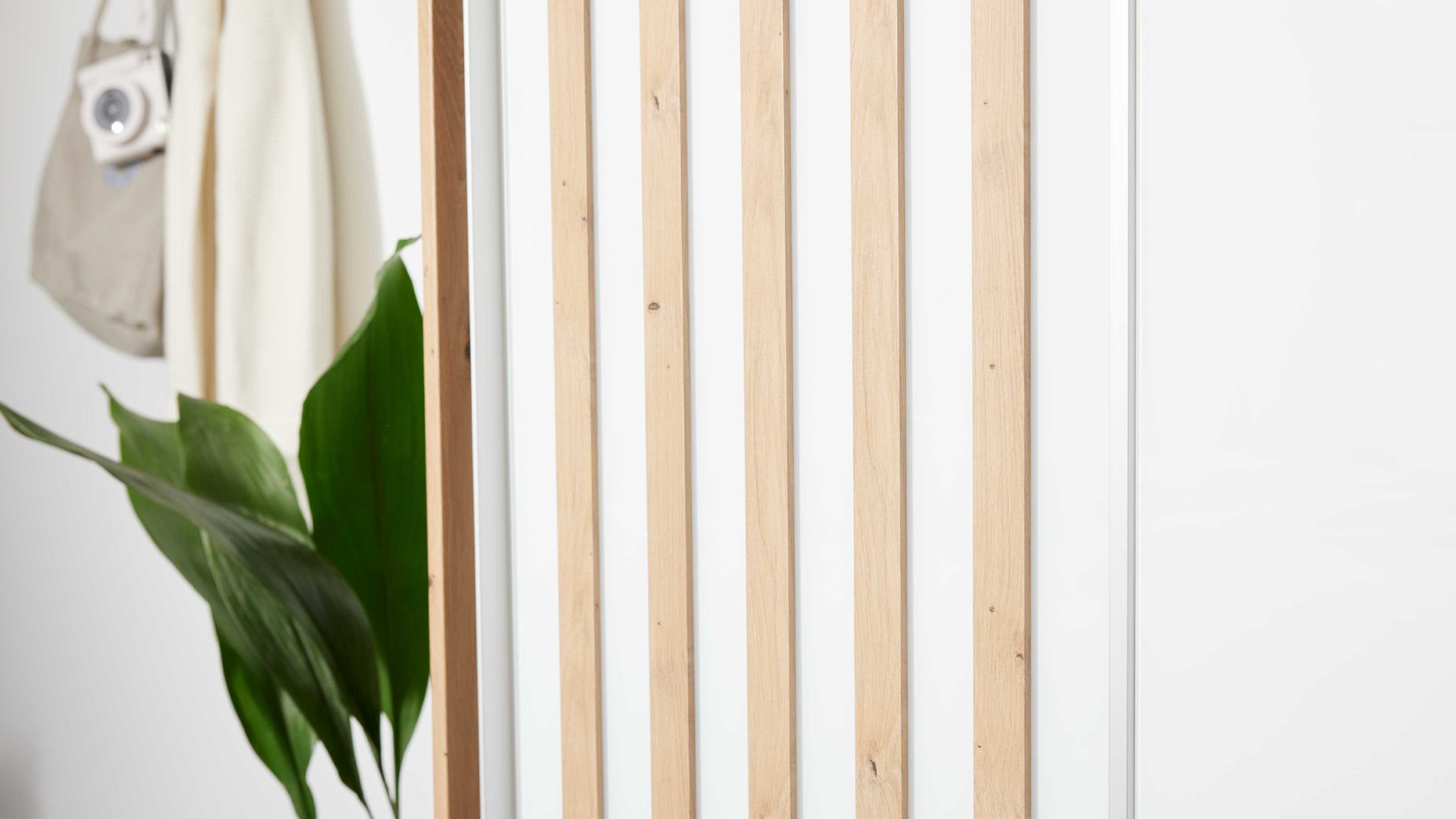 Kleiderschrank Interliving aus Holz in Weiß Interliving Kleiderschrank Serie 1208 - Schwebetürenschrank alpinweißes Glas & Artisan Eiche - zwei Türen, Breite ca. 298 cm