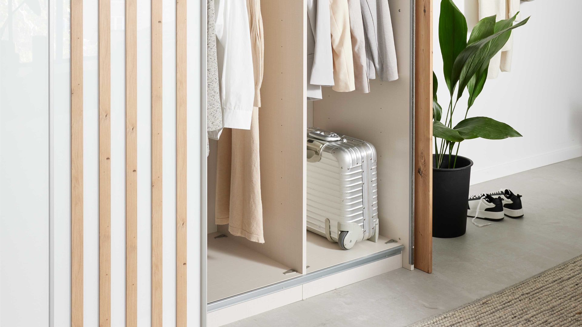 Kleiderschrank Interliving aus Holz in Weiß Interliving Kleiderschrank Serie 1208 - Schwebetürenschrank alpinweißes Glas & Artisan Eiche - zwei Türen, Breite ca. 298 cm