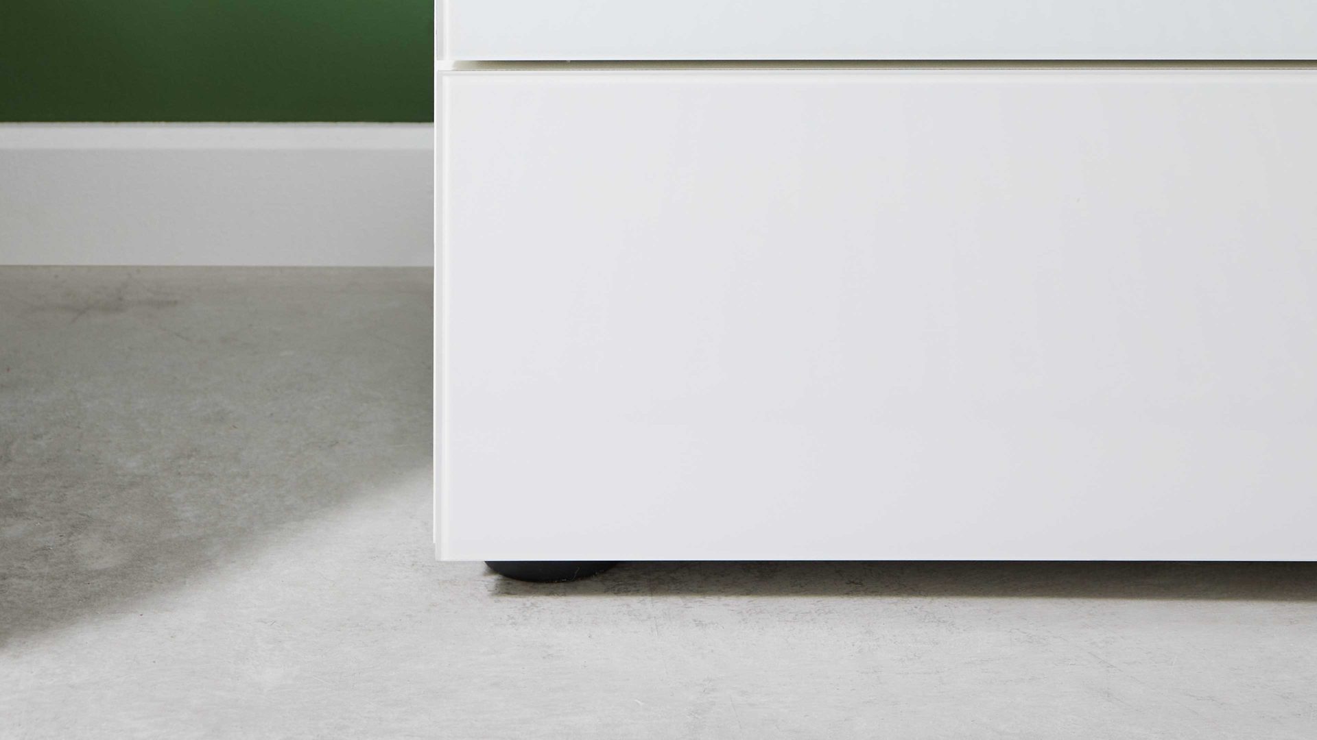 Schubladenkommode Interliving aus Holz in Weiß Interliving Kleiderschrank Serie 1208 - Schubladenkommode alpinweißes Glas & Artisan Eiche - vier Schubladen, Breite ca. 120 cm